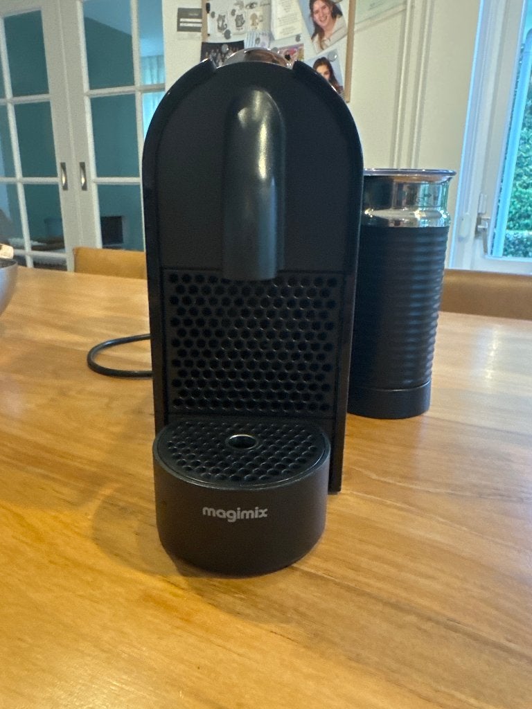 Nespresso Magimix met melkopschuimer, Espresso apparaat, Ophalen of Verzenden, Zo goed als nieuw, 1 kopje