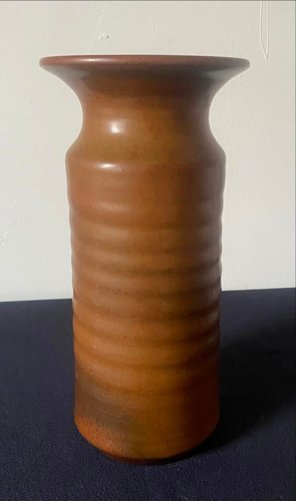 Bruine vaas van aardewerk met ribbels. H. 24 cm:, Ophalen of Verzenden