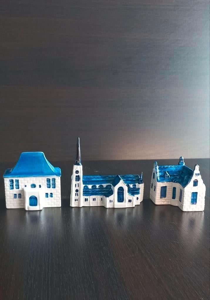 Set3 porseleinen beeldjes van huisjes met wit-blauwe glazuur, Antiek en Kunst, Antiek | Porselein, Ophalen of Verzenden