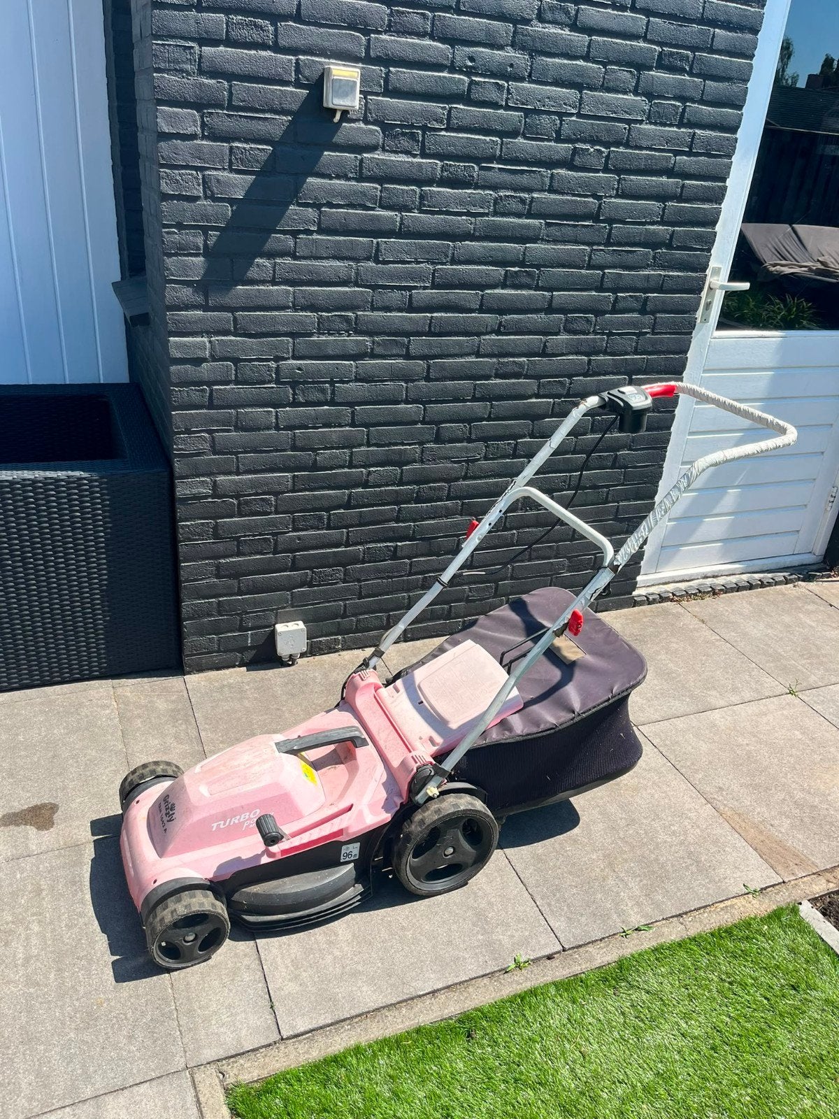 Grizzly Elektrische Grasmaaier Rood/Roze, Ophalen, Cirkelmaaier, Gebruikt, Elektrische grasmaaier