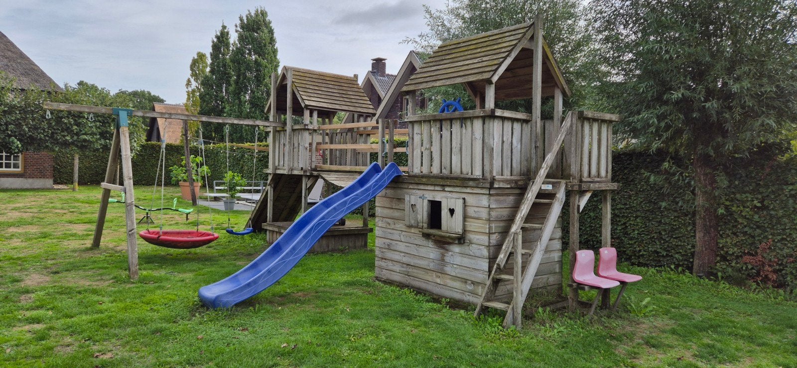 Houten speeltoestel met glijbaan en schommels, Ophalen, Gebruikt, Glijbaan