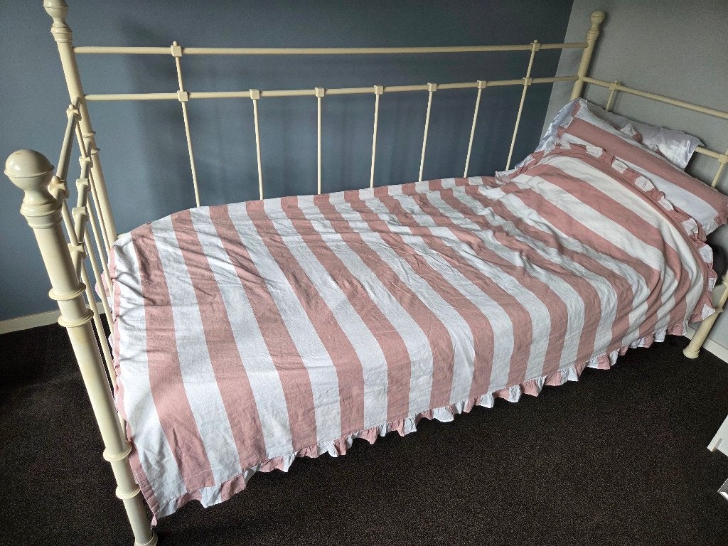 Bed,  Meiden bed, Kinderen en Baby's, Kinderkamer | Bedden, Ophalen, 85 tot 100 cm, Gebruikt, Lattenbodem