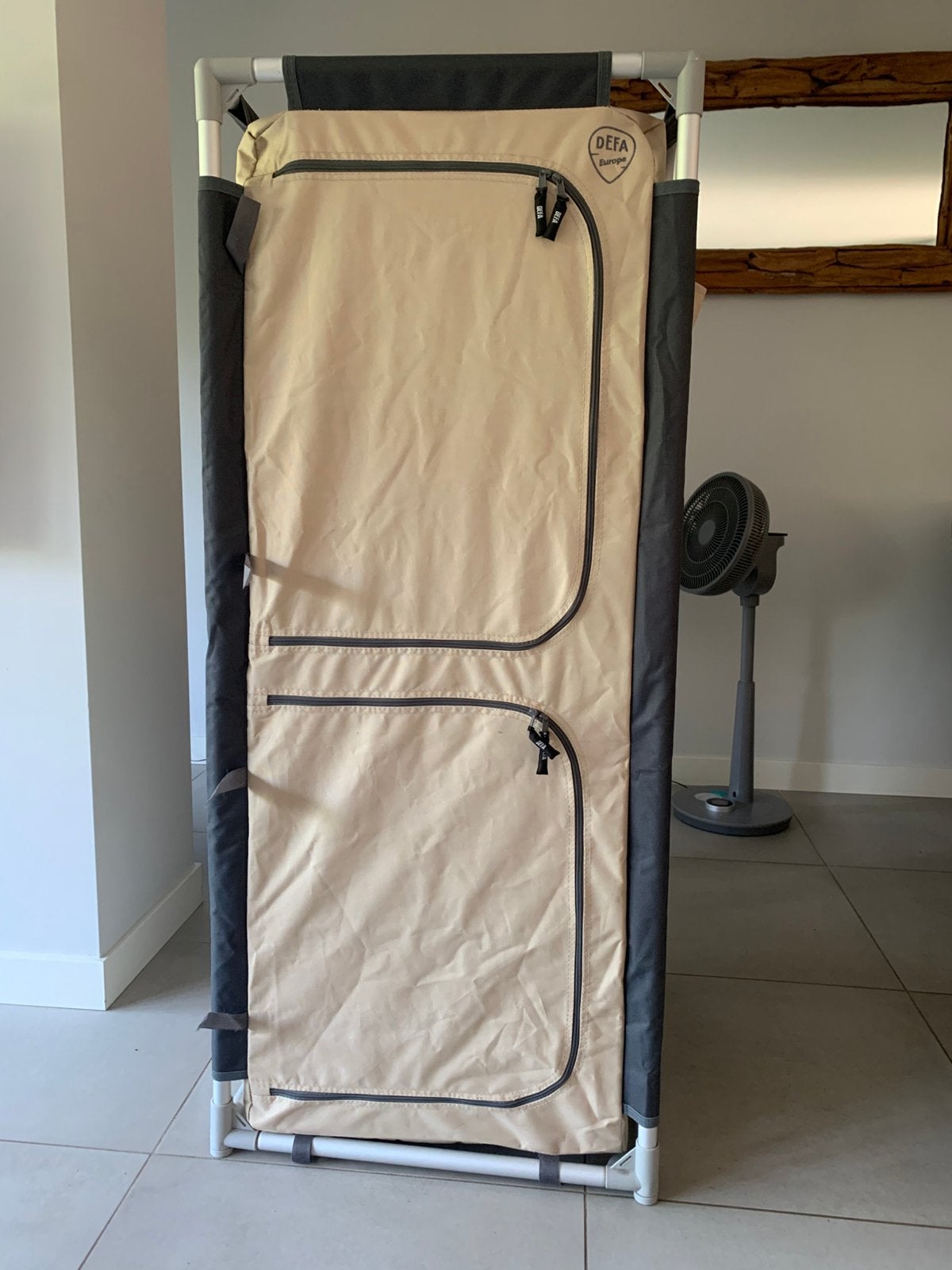 Schuine Defa camping kast, kast voor kamperen, Caravans en Kamperen, Kampeermeubelen, Ophalen, Zo goed als nieuw, Campingkast