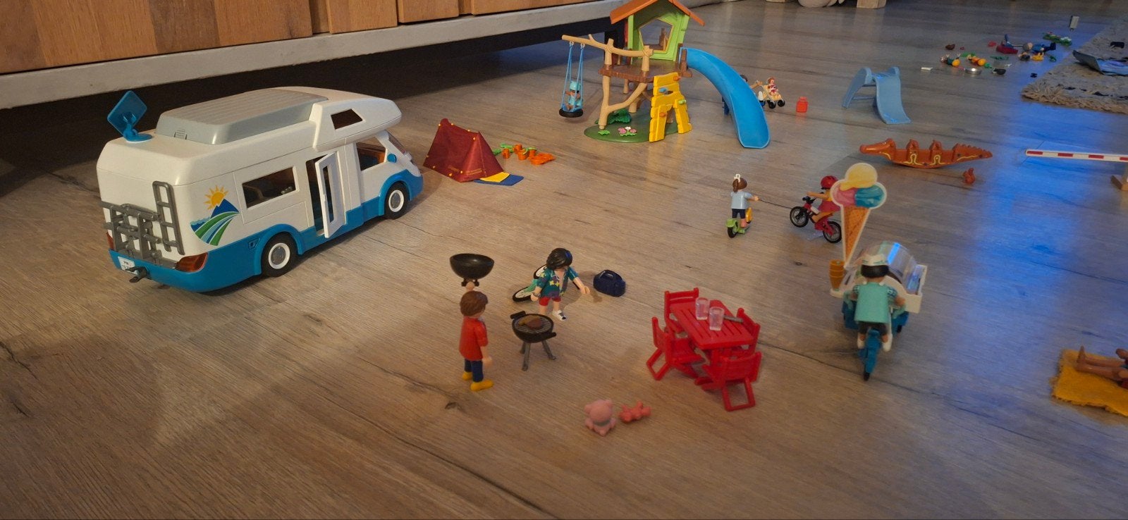 Foto 4 van playmobil camper, camping, speeltuin en ijsco kar