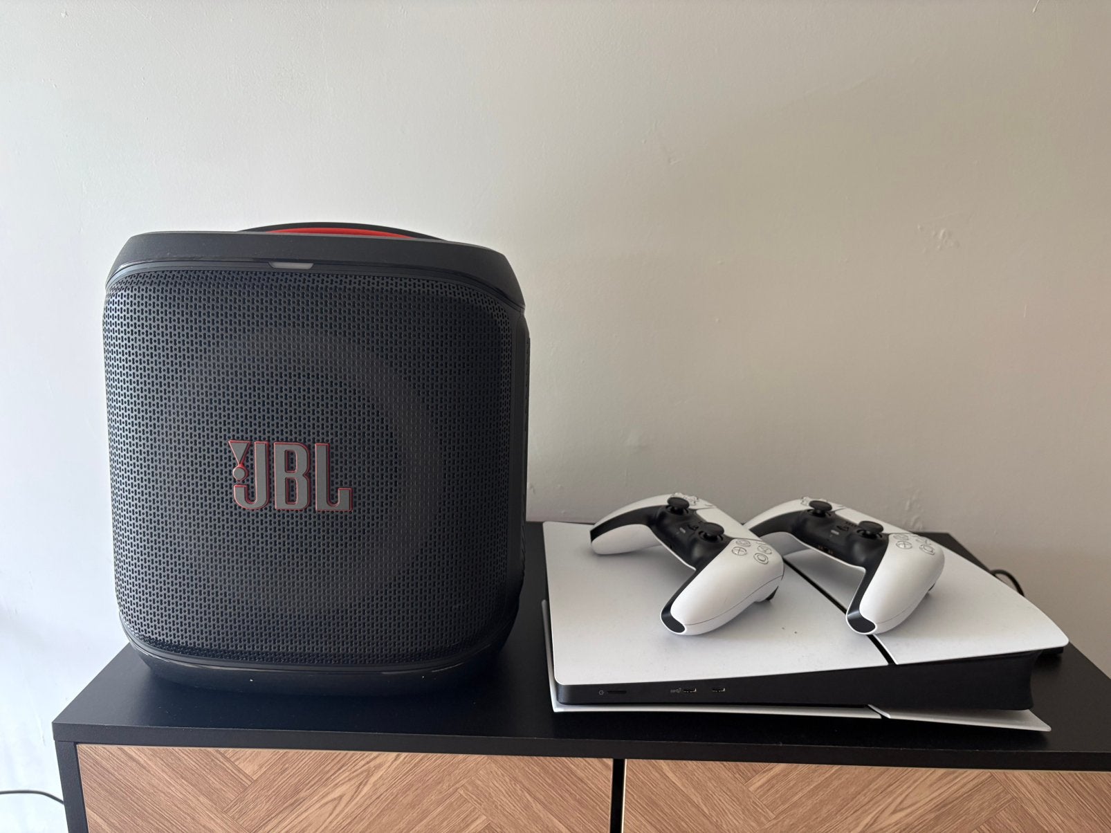 Ps5 with 2 controllers jbl box brand new monitor 165hz, Ophalen, JBL, Overige typen, Zo goed als nieuw