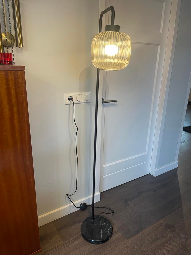 Staande lamp met glazen bol en marmeren poot, Ophalen, Zo goed als nieuw, Glas, 150 tot 200 cm