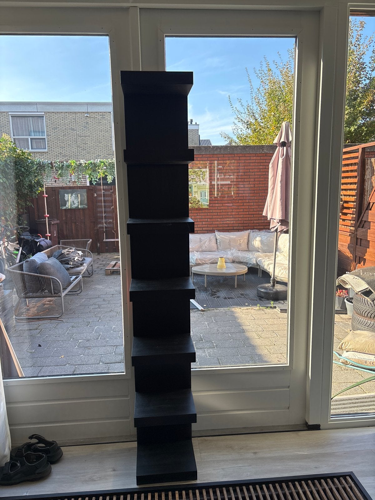 Zwarte smalle boekenplank/displayrek ikea, Ophalen of Verzenden, Zo goed als nieuw