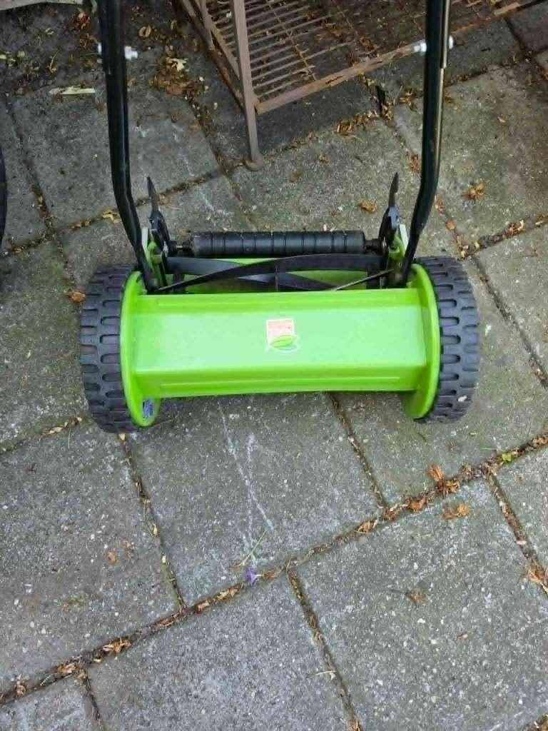 te koop een hele mooie groene hand grasmaaier, Tuin en Terras, Grasmaaiers, Ophalen, Handgrasmaaier, Zo goed als nieuw, 50 cm of meer