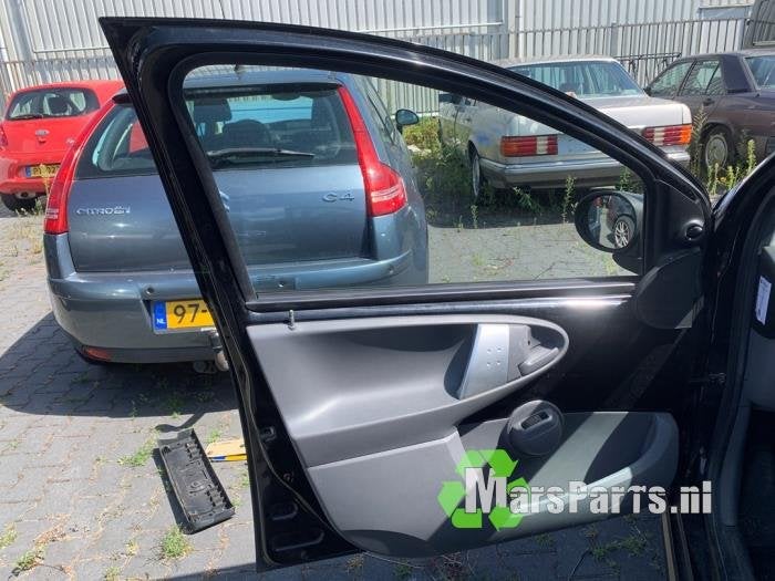 Portier 4Deurs links-voor van een Peugeot 107 (EXZ), Gebruikt, -, Deur, -