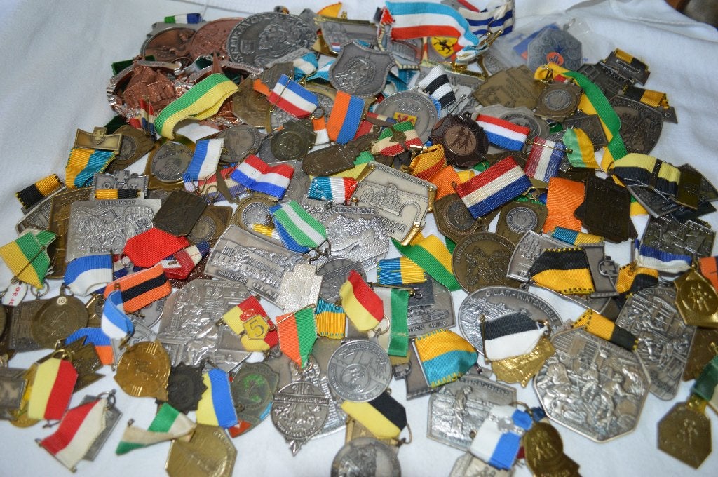 ca 3,5  kilo/ ca 100  mooie diverse vintage medailles, Postzegels en Munten, Ophalen of Verzenden, Overige materialen