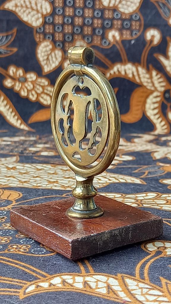 Zeldzaam antiek staand kleppermannetje uit Engeland 9,8 cm., Ophalen of Verzenden, Koper