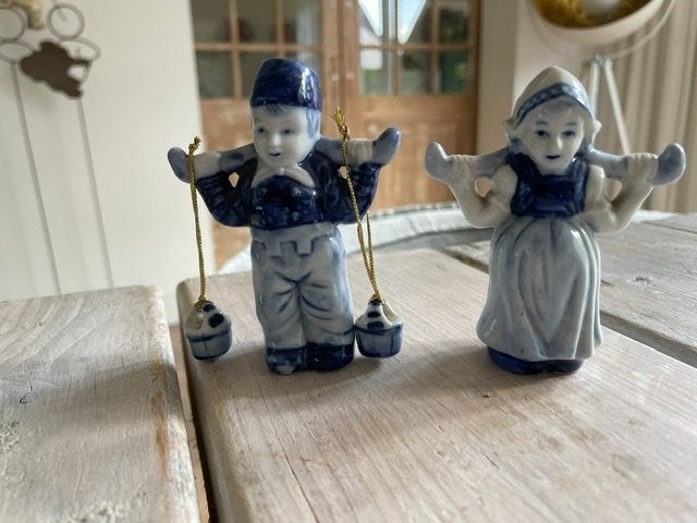 2 x Delfts blauw souvenir beeldje. Boer en Boerin met juk., Ophalen, Zo goed als nieuw, Mens
