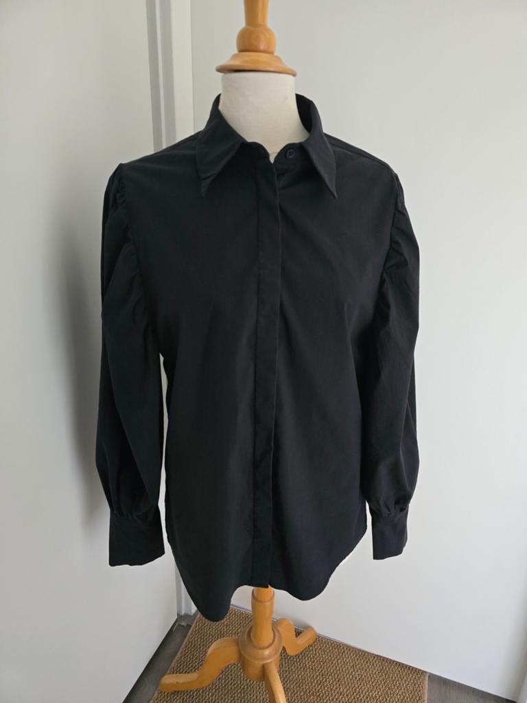 Janice zwarte blouse pofmouwen 38, Ophalen of Verzenden, Zo goed als nieuw, Maat 38/40 (M), Zwart