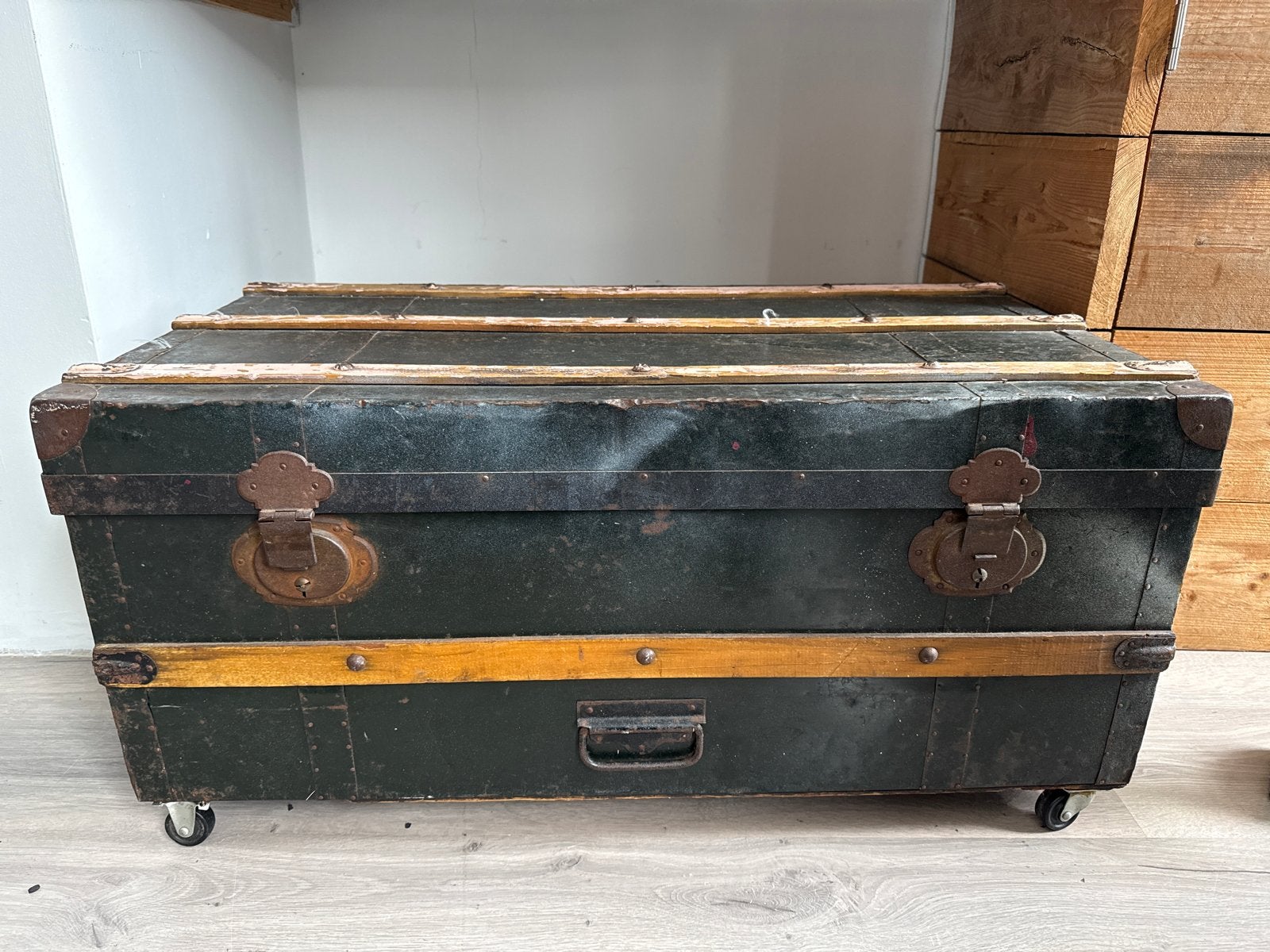 Antieke reiskoffer/kist op wielen - Vintage opbergkist, Ophalen