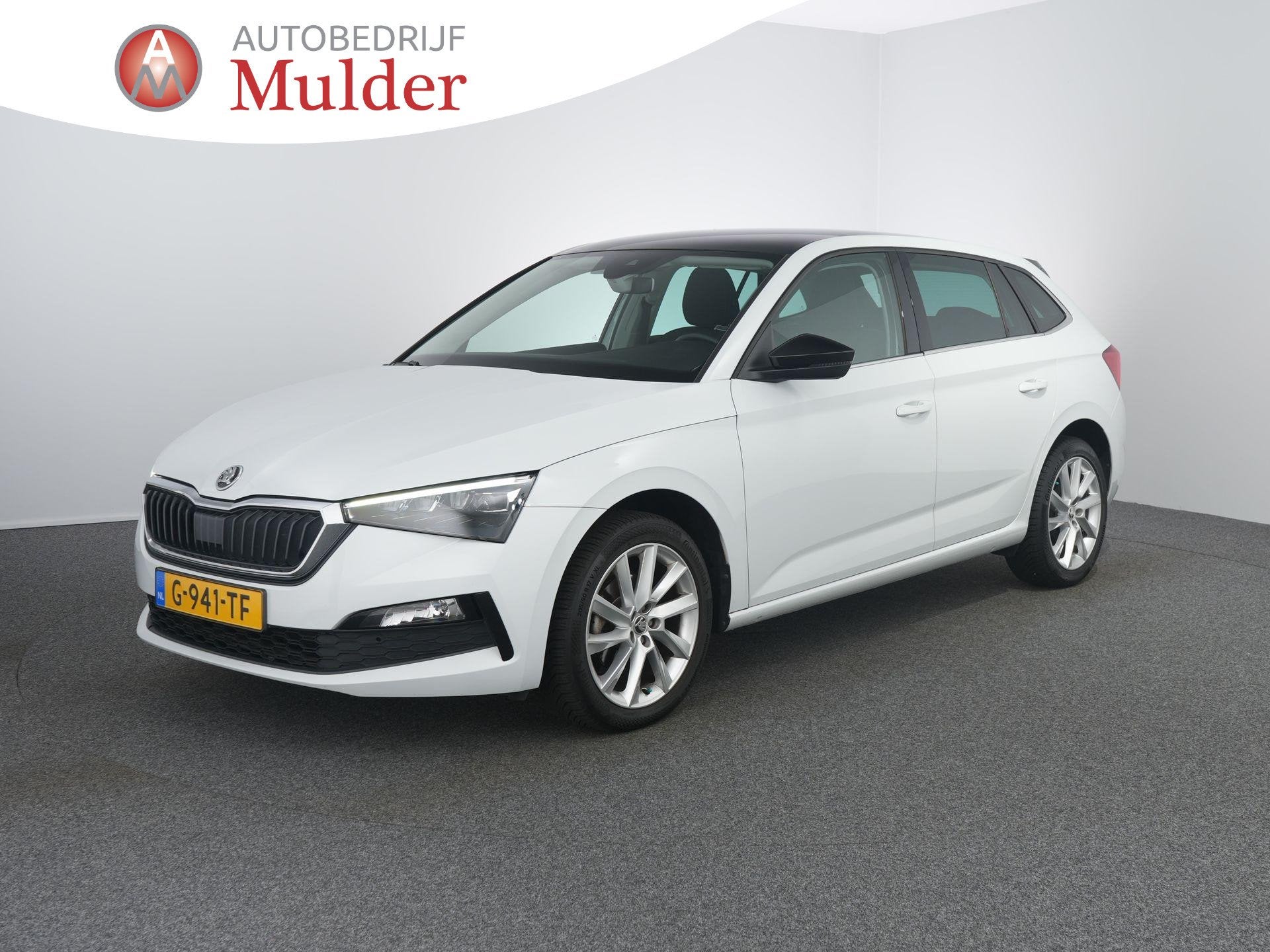 Skoda Scala 1.0 TSI First Edition | Pano | Stoelverwarming |, Auto's, Gebruikt, Euro 6, Origineel Nederlands, Handgeschakeld