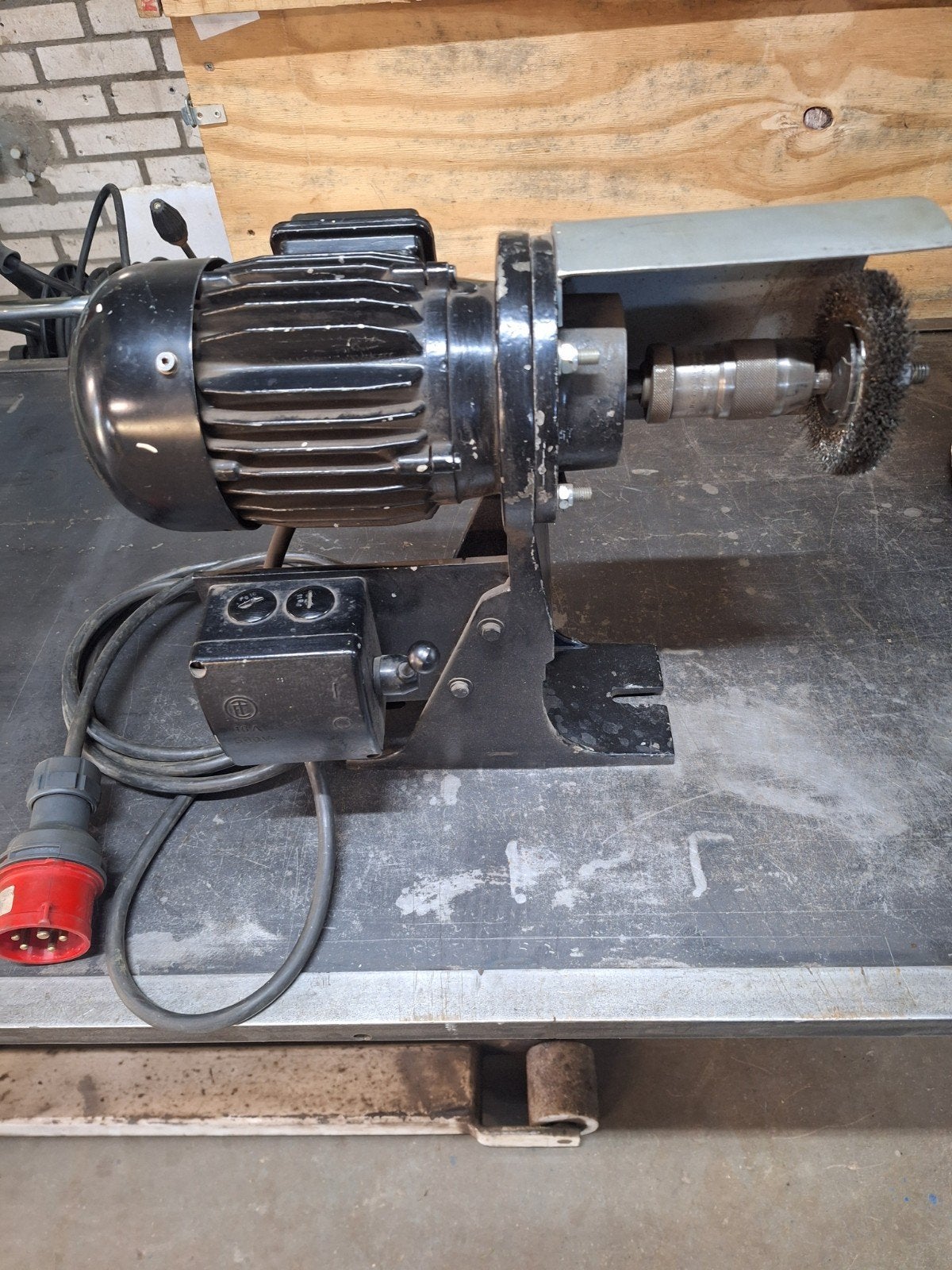 te koop wegens overcompleet staalborstel machine, Ophalen