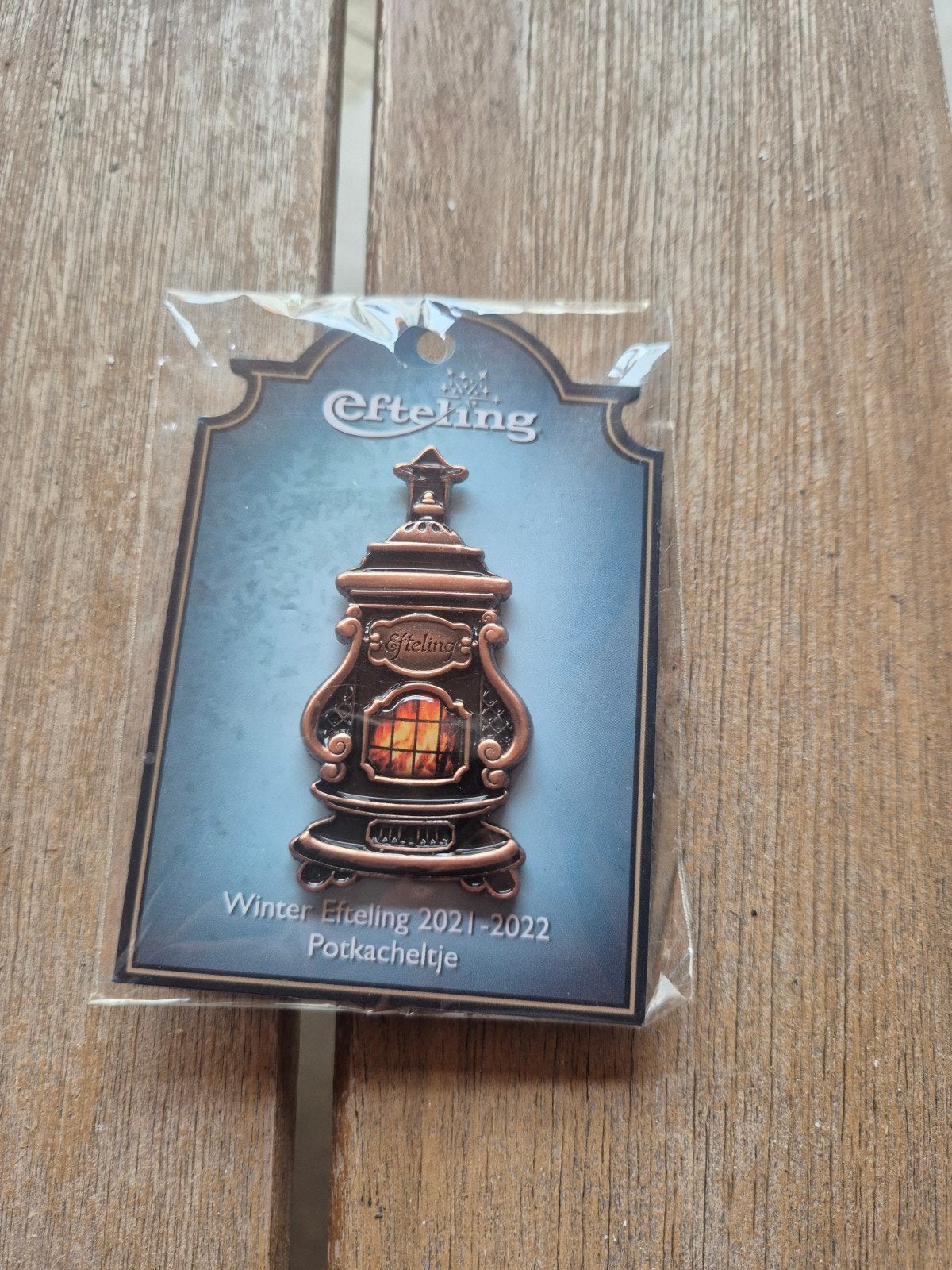 Efteling Pin Winterpotkacheltje, Verzamelen, Efteling, Ophalen of Verzenden, Nieuw, Button of Speldje