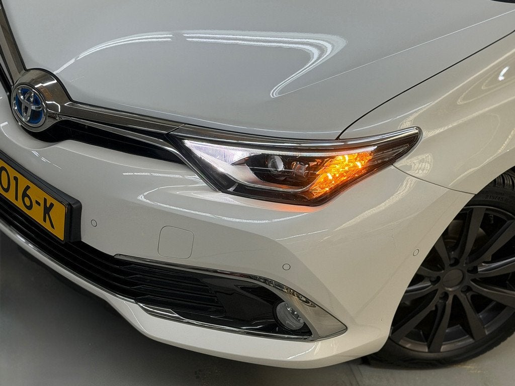 Toyota Auris Touring Sports 1.8 Hybrid Lease Pro PANO Camera, Auto's, 28 km/l, Gebruikt, Leder en Stof, Wit