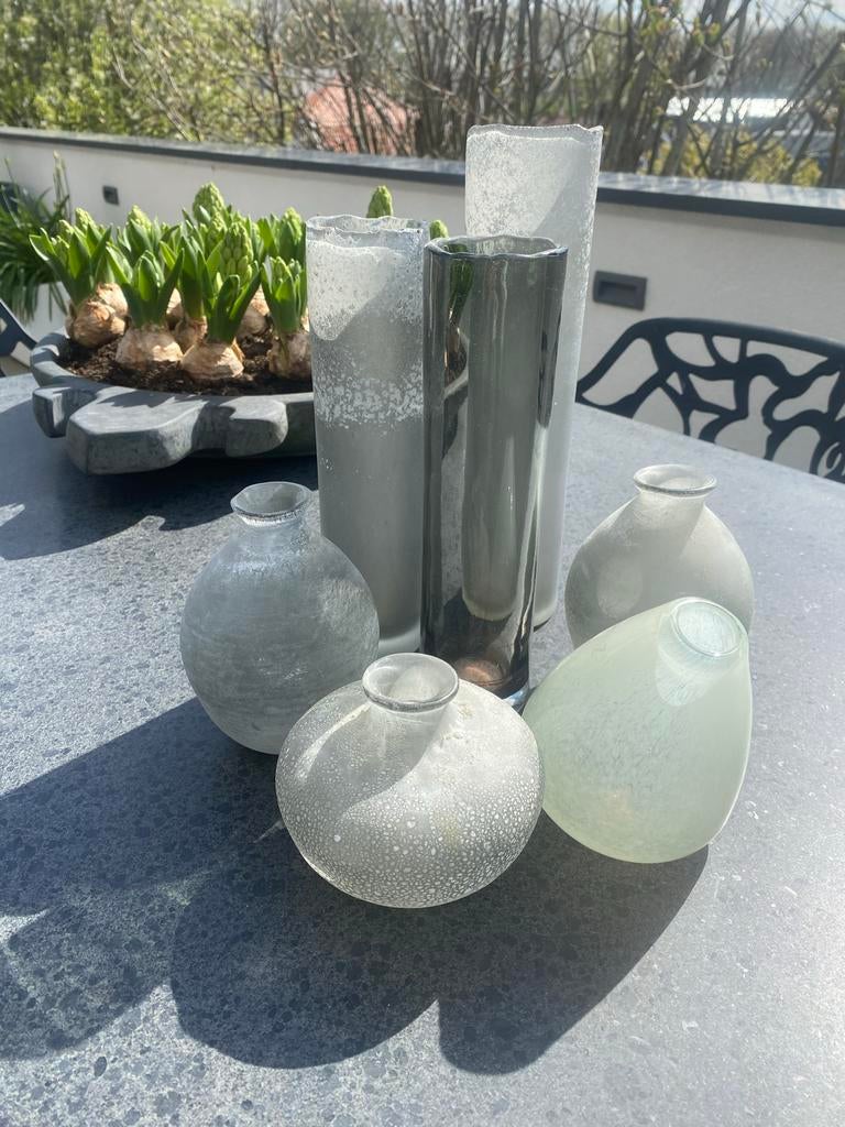 Dutz lot met matte glazen grijze vazen, Antiek en Kunst, Ophalen of Verzenden