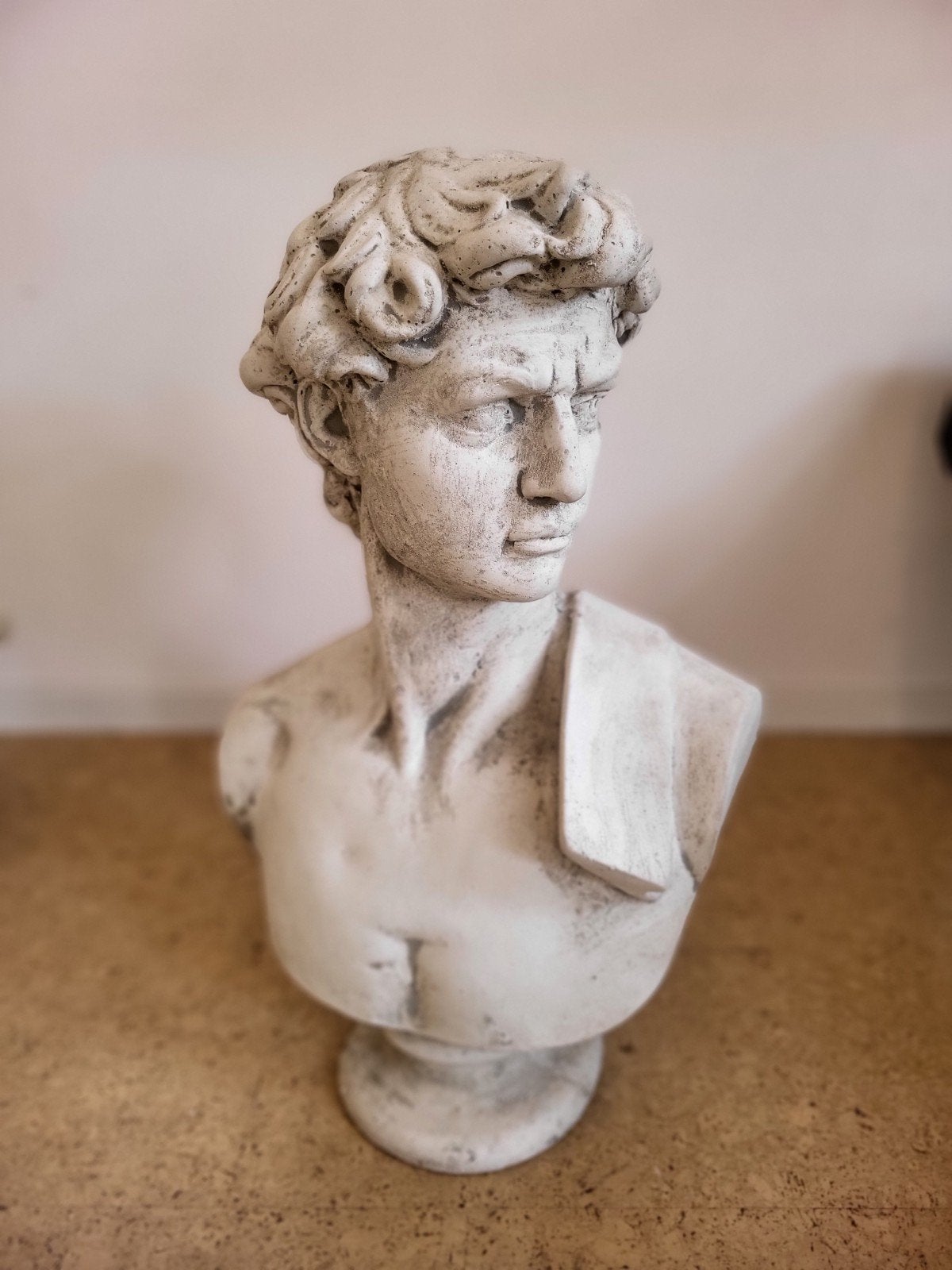 Decoratieve zuil met Atlas figuur en glazen blad, Ophalen, 50 - 100 cm, Handgemaakt, Steen of Keramiek