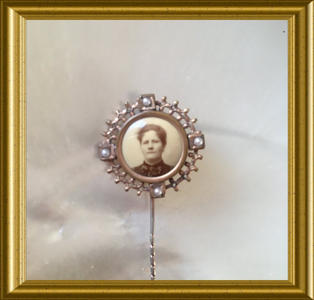 Antieke speld met foto vrouw, ingezet met 4 pareltjes, Sieraden, Tassen en Uiterlijk, Ophalen of Verzenden, Overige materialen