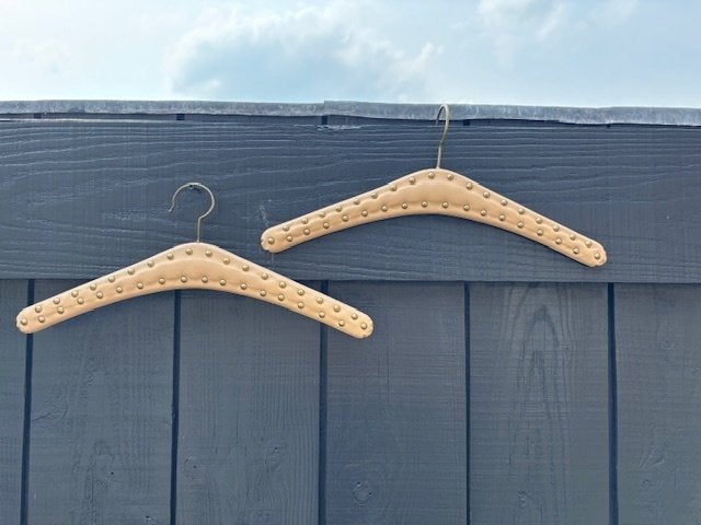 **Vintage lederen hangers** room beige met gouden studs, Kleding | Dames, Kledinghangers, Ophalen of Verzenden, Zo goed als nieuw
