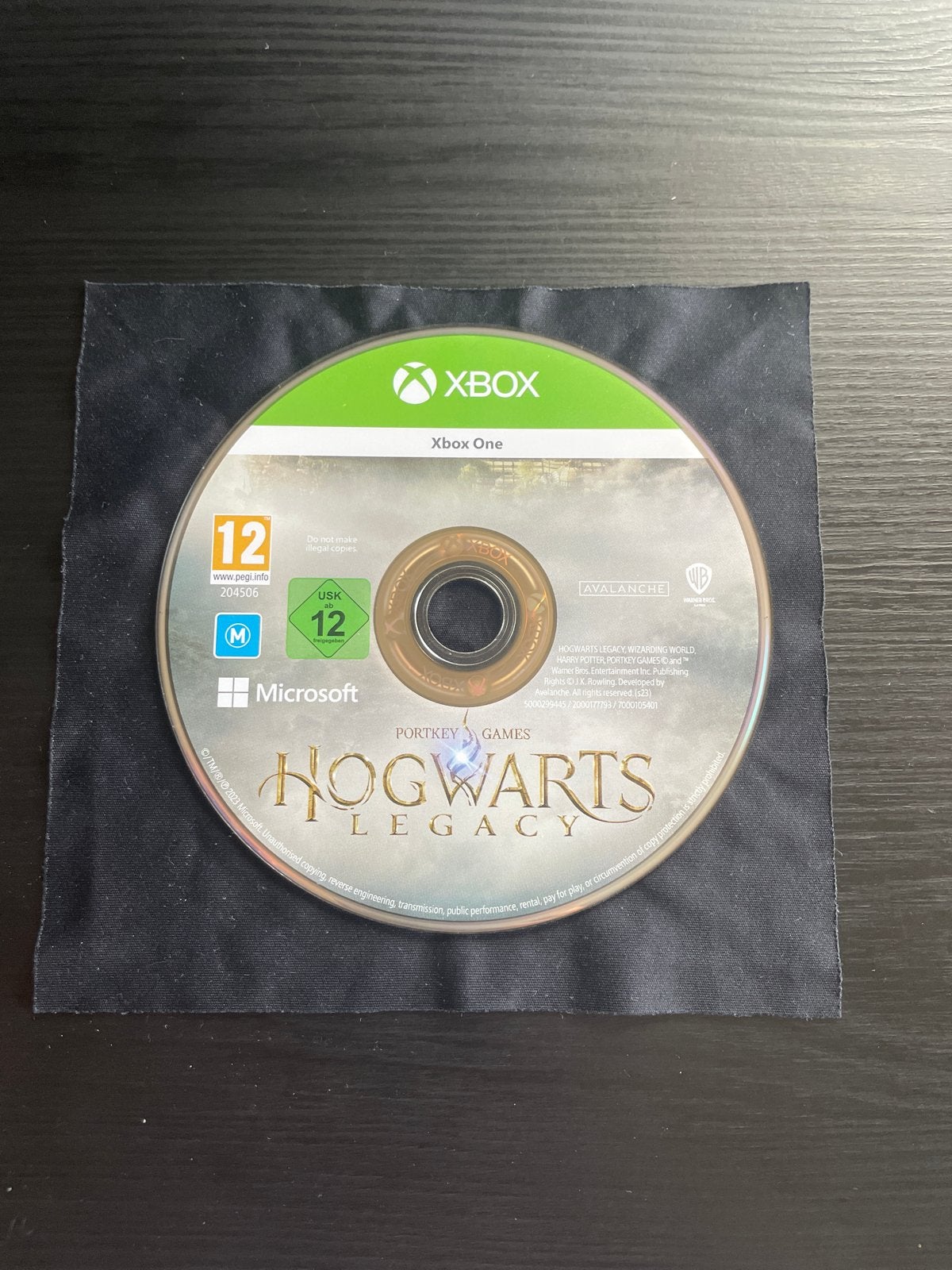 Hogwarts Legacy Xbox One - Getest en Werkend + garantie, Spelcomputers en Games, Games | Xbox One, One Microsoft Place, South County Business Park, Dublin D18 P521 IRELAND; Registered Office: 70 Sir Rogerson's Quay, Dublin D02 R296 IRELAND