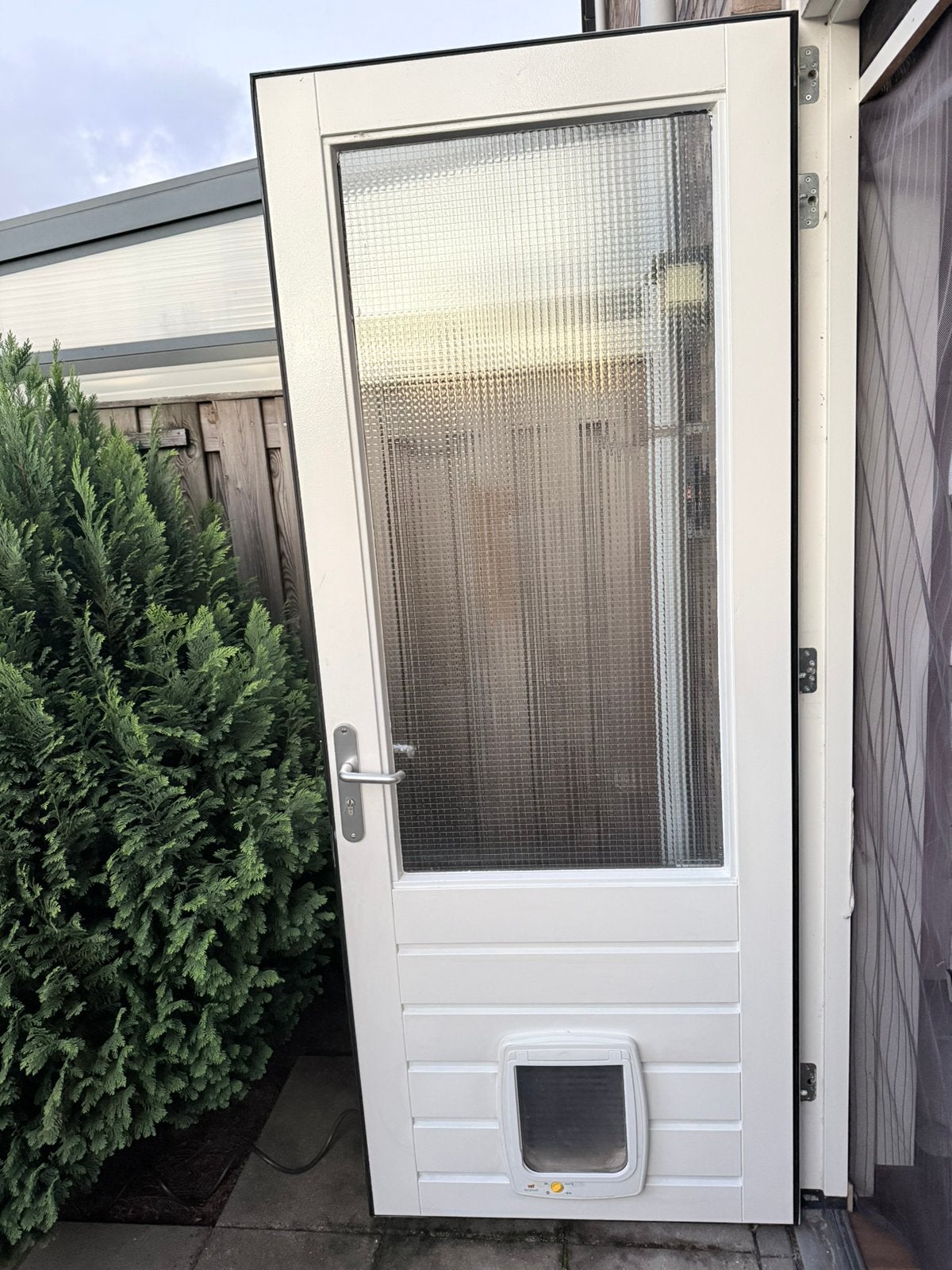 Witte Achterdeur met Draadglas en Kattenluik (93 x 231,5 cm), Doe-het-zelf en Verbouw, Deurkozijn, Zo goed als nieuw, Inclusief glas