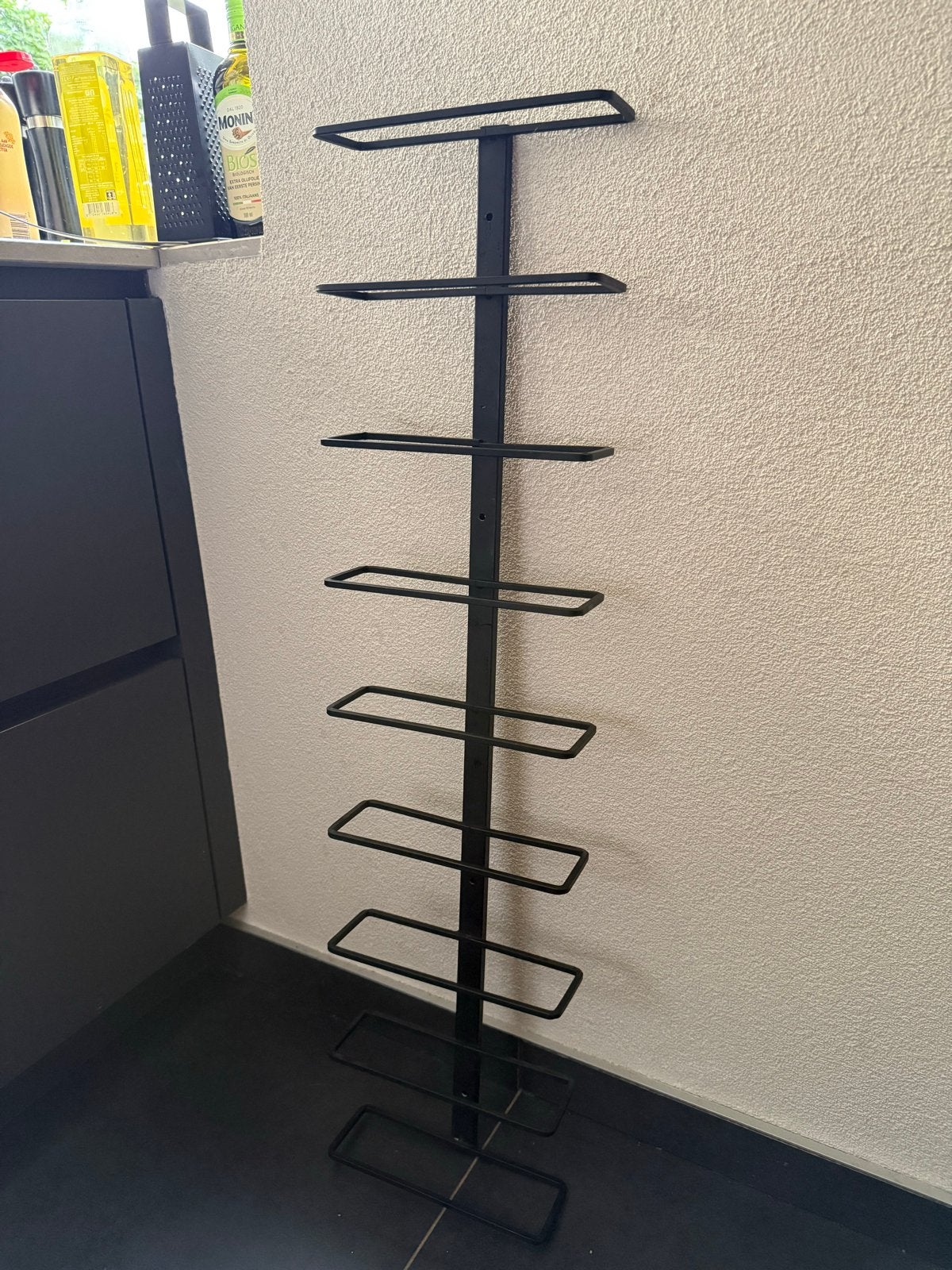 Zwart metalen wijnrek voor 9 flessen, Ophalen, 5 tot 15 flessen, Zo goed als nieuw, 75 – 100