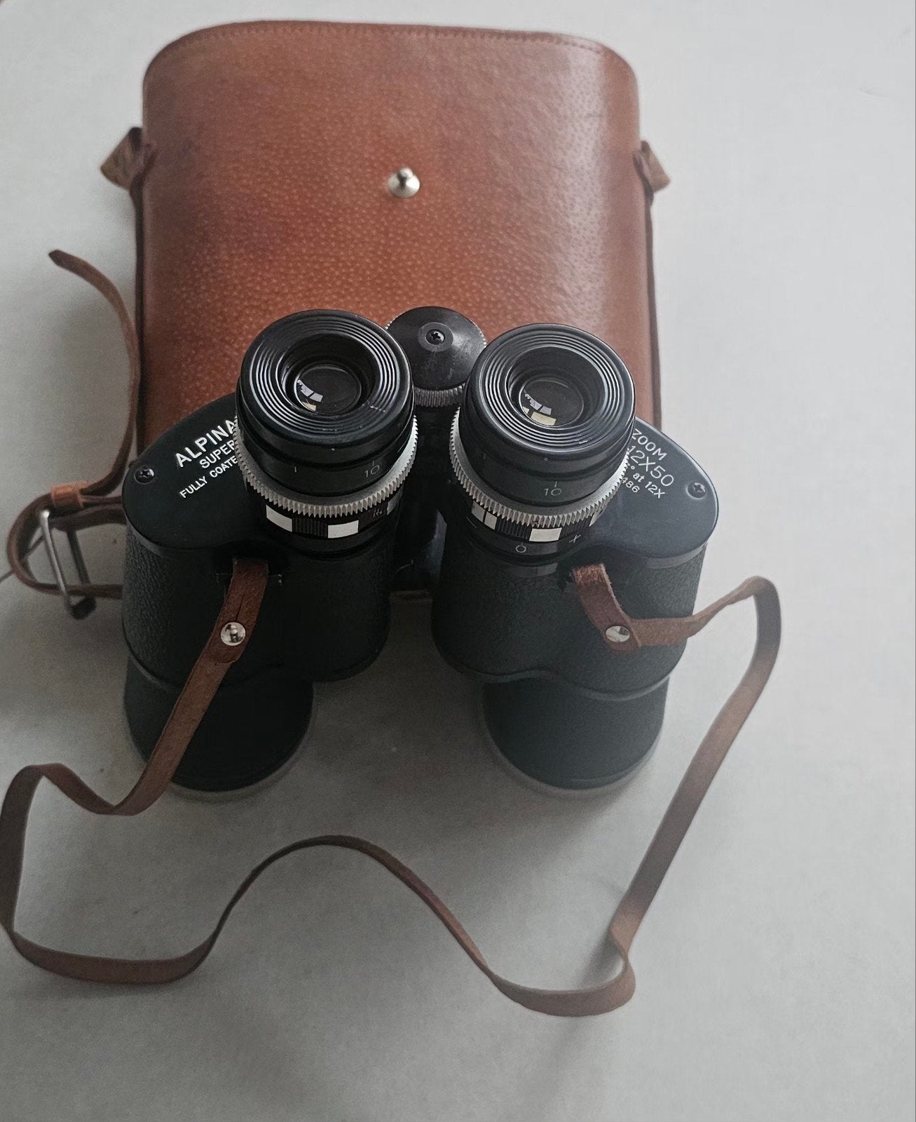 Vintage Alpina Super Zoom 7-15x50 verrekijker met leren tas, Ophalen, Gebruikt, Porro (met knik), 8 tot 12x
