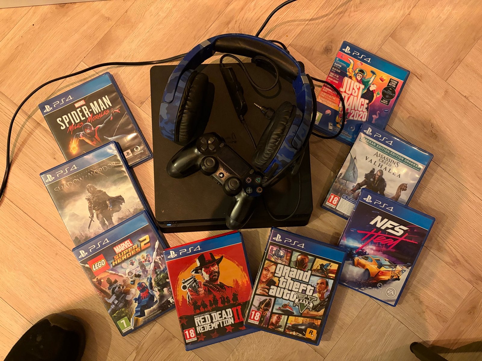 PlayStation 4 Slim met 500 GB opslag, controller en 8 games, Ophalen of Verzenden, Zo goed als nieuw, Met 1 controller, Slim