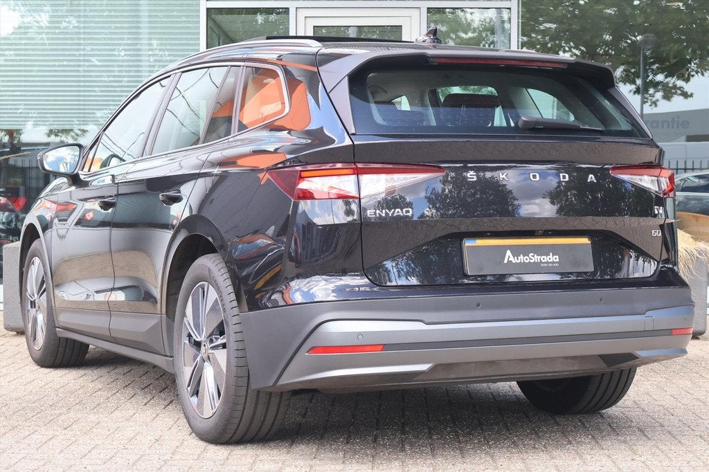 Skoda Enyaq Iv 60 180pk I Pano I Warmtepomp I Leder | LED |, Auto's, Skoda, Gebruikt, Huisgarantie, 95 pk, Zwart