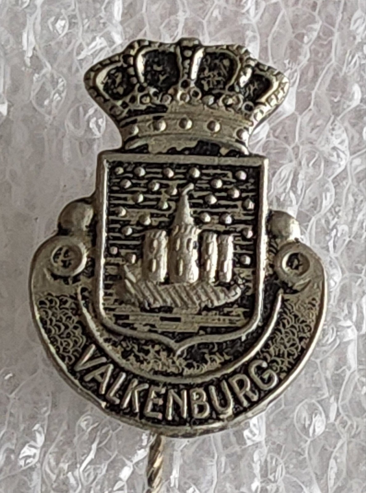 Vintage Speldje Valkenburg met Kroon en Kasteel, Ophalen of Verzenden, Gebruikt, Stad of Land, Speldje of Pin
