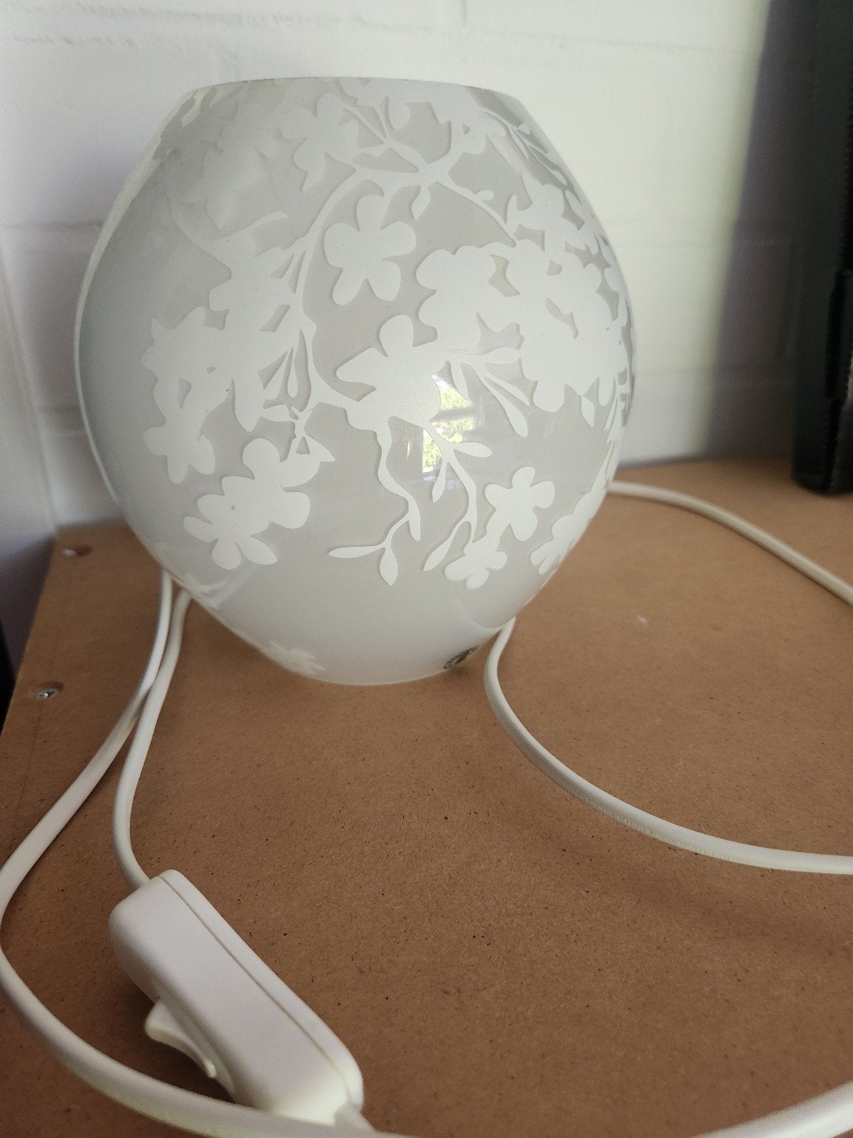 IKEA Tafellamp met bloemmotief, wit glas, Gebruikt, Met schakelaar, E14 (klein), Wit