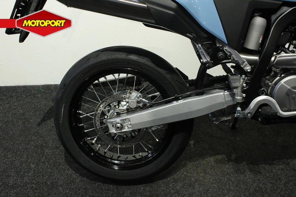 Suzuki DR-Z400 DR-Z400SM, Bedrijf, Naked bike