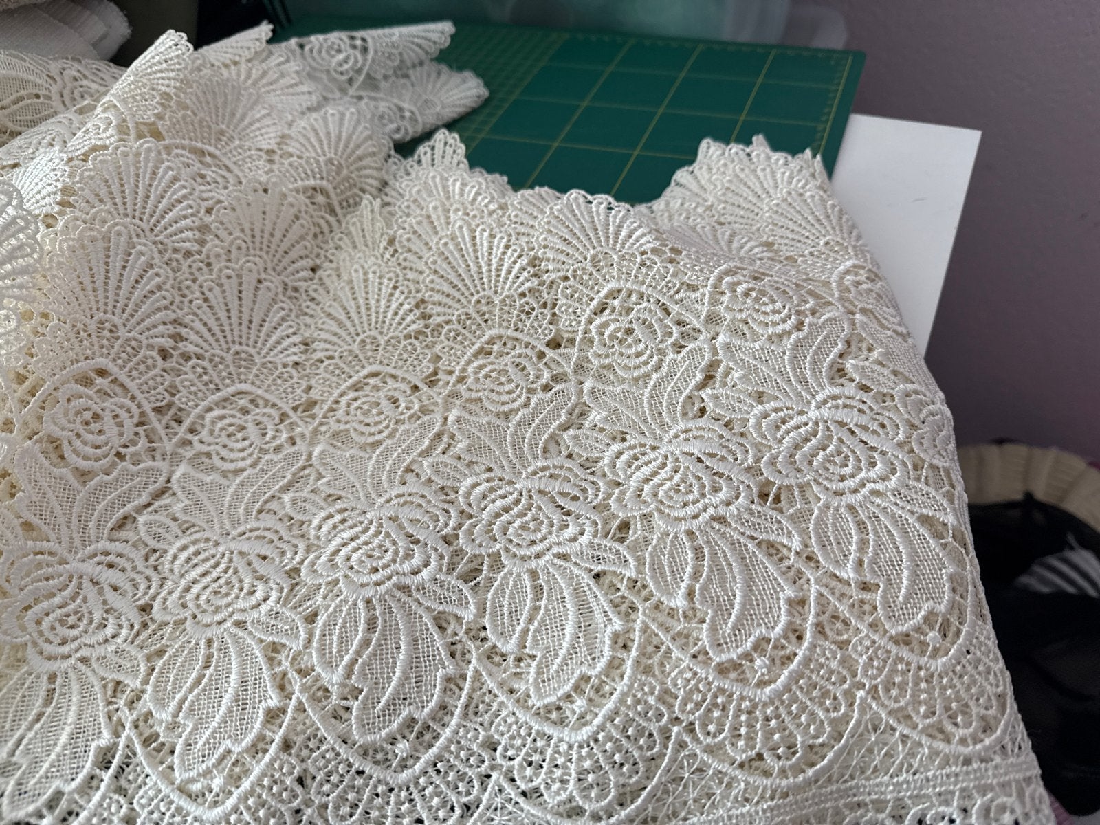Prachtig Crèmekleurig Kant met Bloemmotief, Hobby en Vrije tijd, Stoffen en Lappen, Beige, Ophalen of Verzenden, Zo goed als nieuw