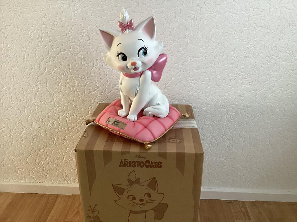 Disney beast kingdom groot beeld Marie met doos, Verzamelen, Disney, Ophalen of Verzenden, Overige figuren, Zo goed als nieuw