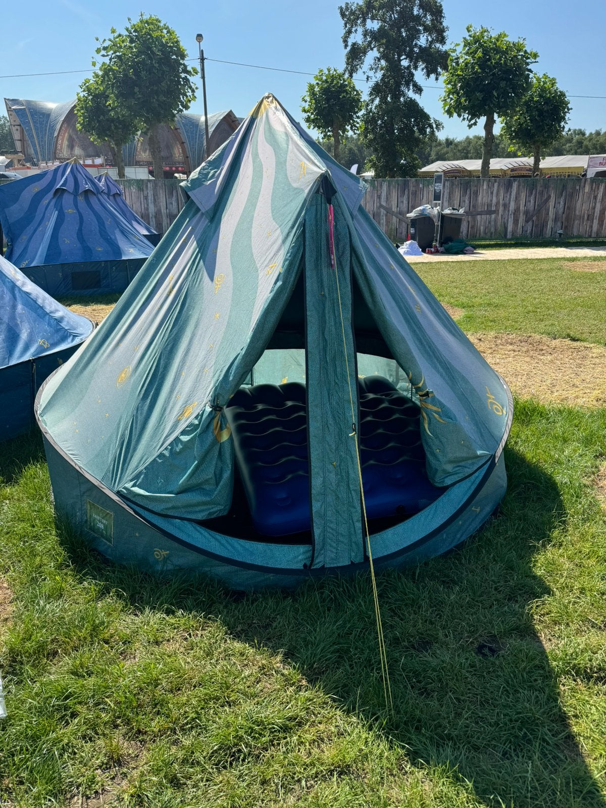 Tomorrowland Easy Tent, Caravans en Kamperen, Ophalen of Verzenden, Zo goed als nieuw, Tot en met 2