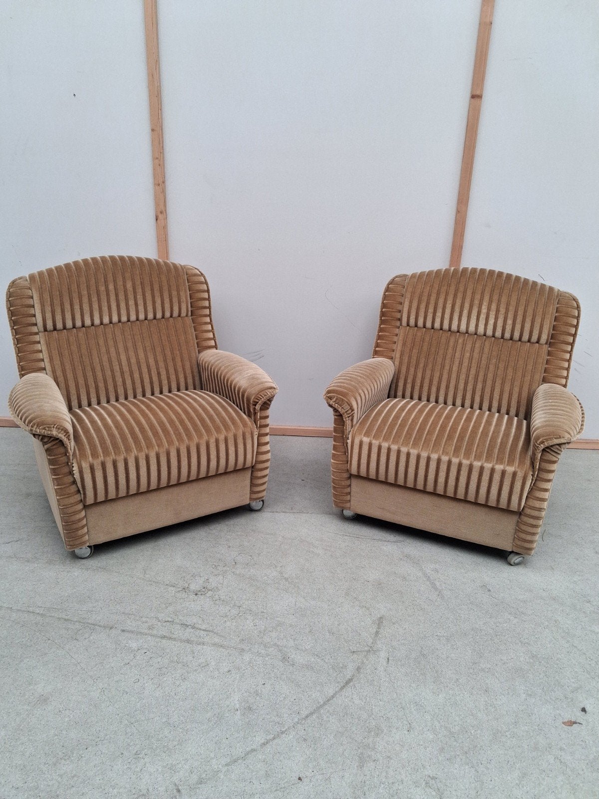 set van twee vintage fauteuils okergeel ribfluweel wieltjes, Ophalen, Twee, Overige kleuren, Vintage, Retro