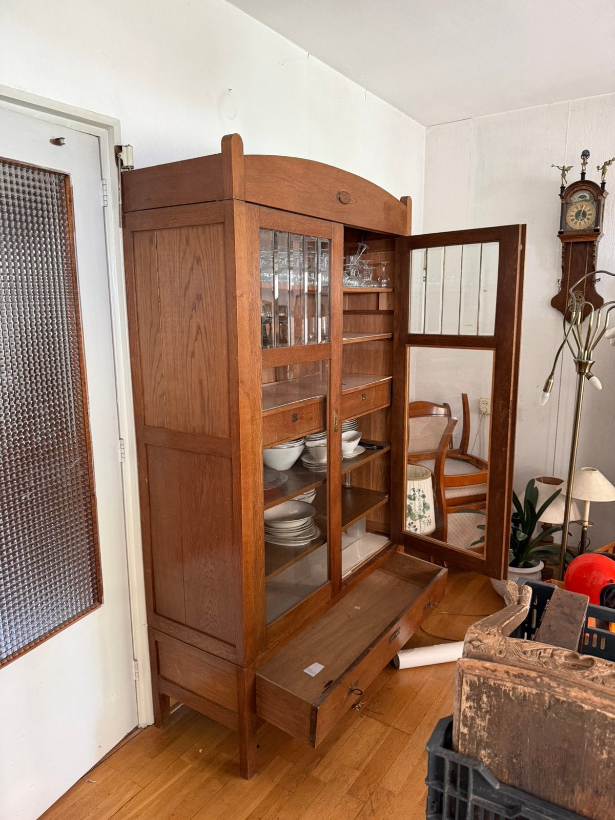 Antieke  art deco eikenhouten vitrinekast met glazen deuren, Ophalen