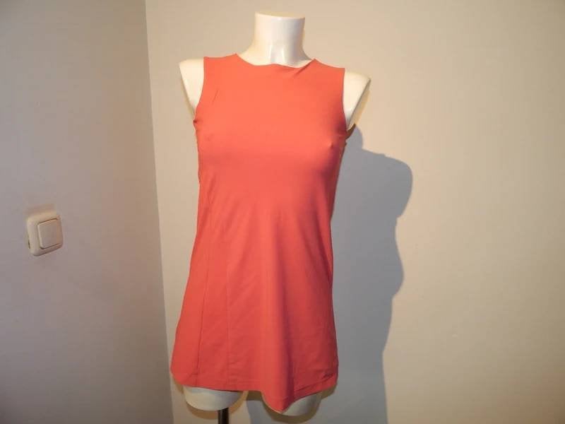 Ladress koraal kleurige stretch top iets langer model XS