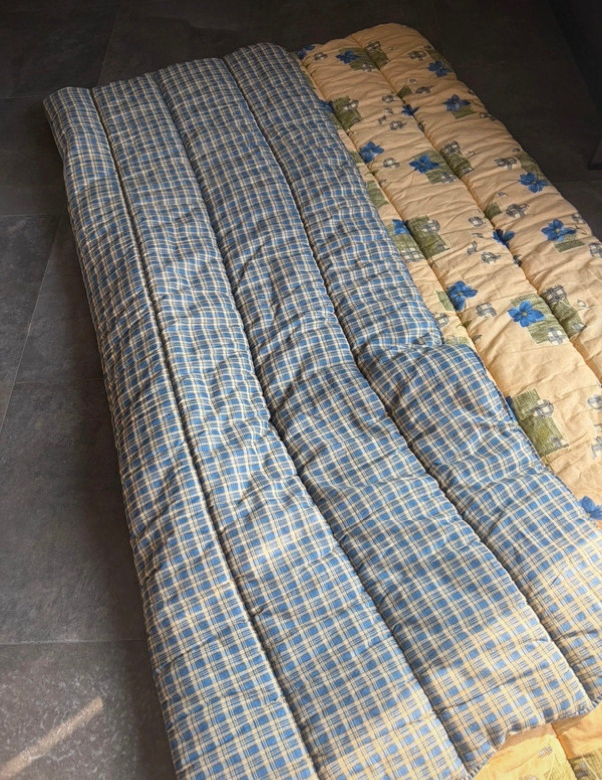 Sprei 225x215 cm - Geruit/Bloemenpatroon, Huis en Inrichting, Gebruikt, Blauw, Tweepersoons, Ophalen of Verzenden