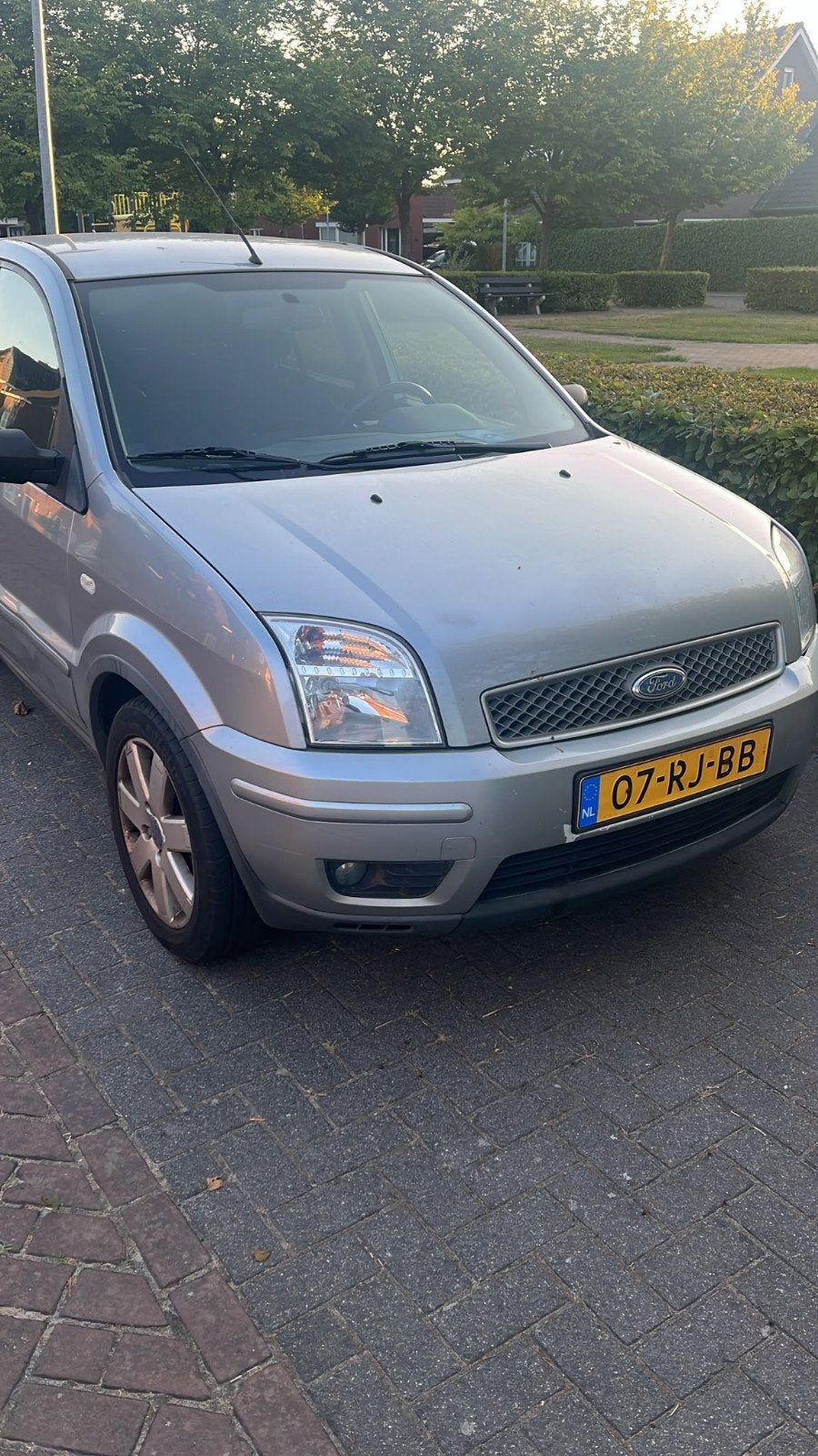 Ford Fusion 1.4 16V 2005 Grijs, Auto's, Ford, Voorwielaandrijving, 15 km/l, 40 €/maand, Airbags