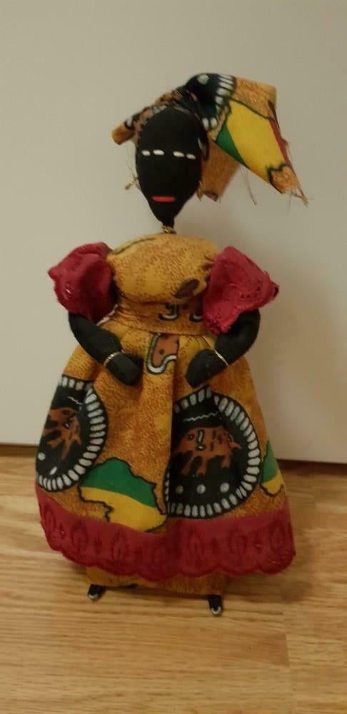 Afrikaanse pop met okergele jurk op standaard, Ophalen of Verzenden, Zo goed als nieuw, Pop