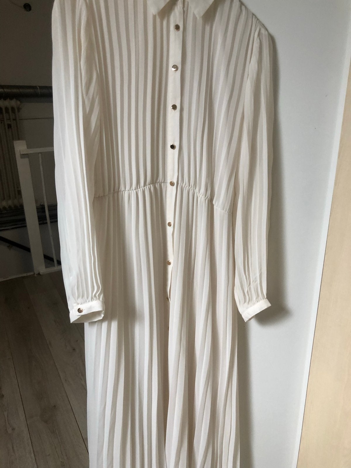 Witte geplooide maxi-jurk van Zara, maat L, Wit, Maat 42/44 (L), Ophalen of Verzenden, Zo goed als nieuw