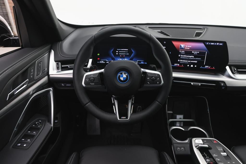 BMW X1 xDrive25e M Sport Automaat / Panoramadak / Sportstoel, Zwart, Stoelverwarming, Zwart, Leder
