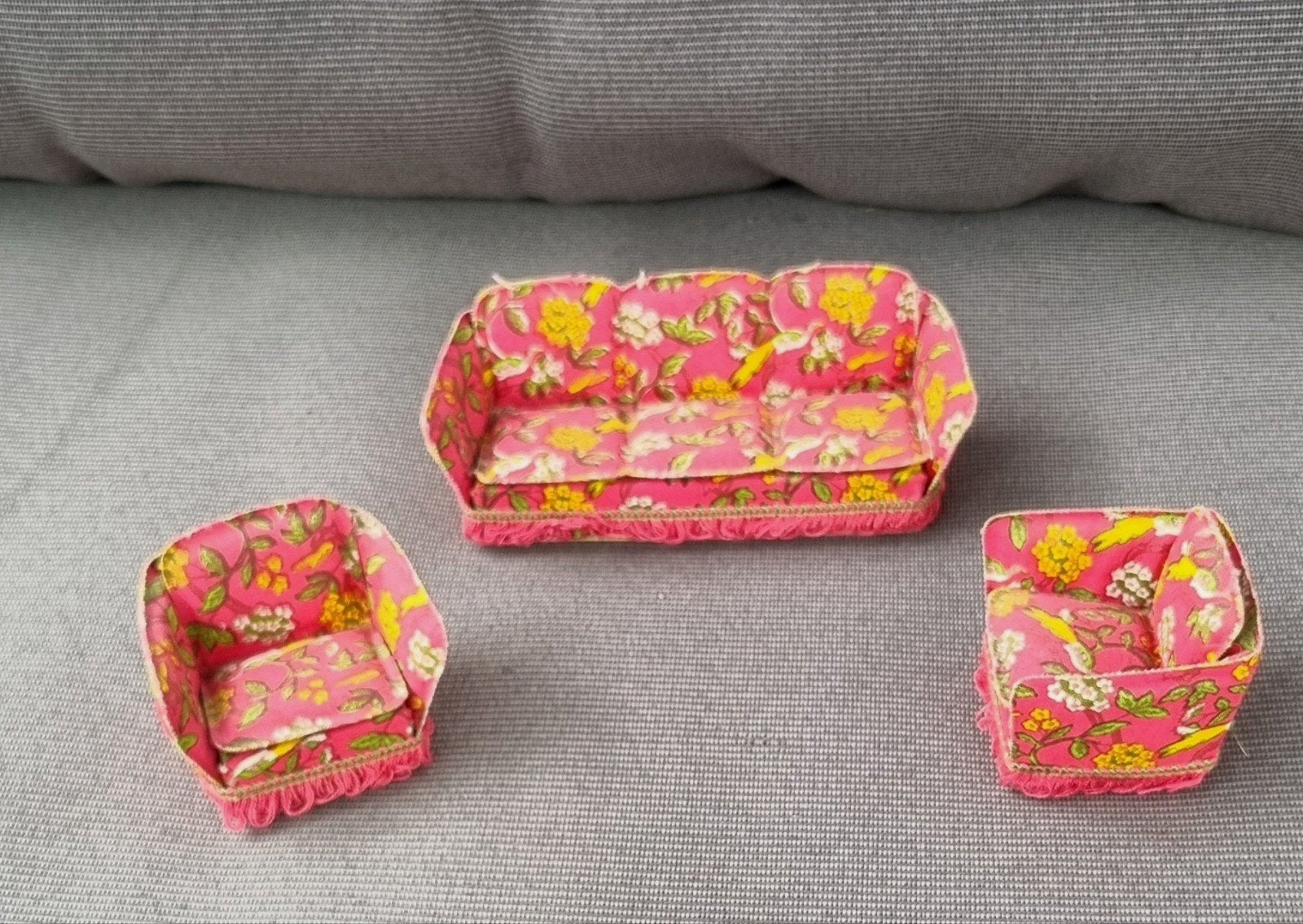 Leuke set miniatuur meubels Lundɓy poppenhuis bank fauteuil, Verzamelen, Poppenhuizen en Toebehoren, Ophalen of Verzenden, Zo goed als nieuw