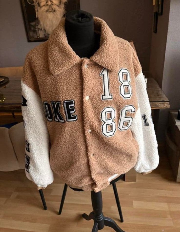 By Clara stoere teddy bomberjack met emblemen mt 42 ZGAN, Ophalen of Verzenden, Zo goed als nieuw, Maat 42/44 (L), Meerkleurig