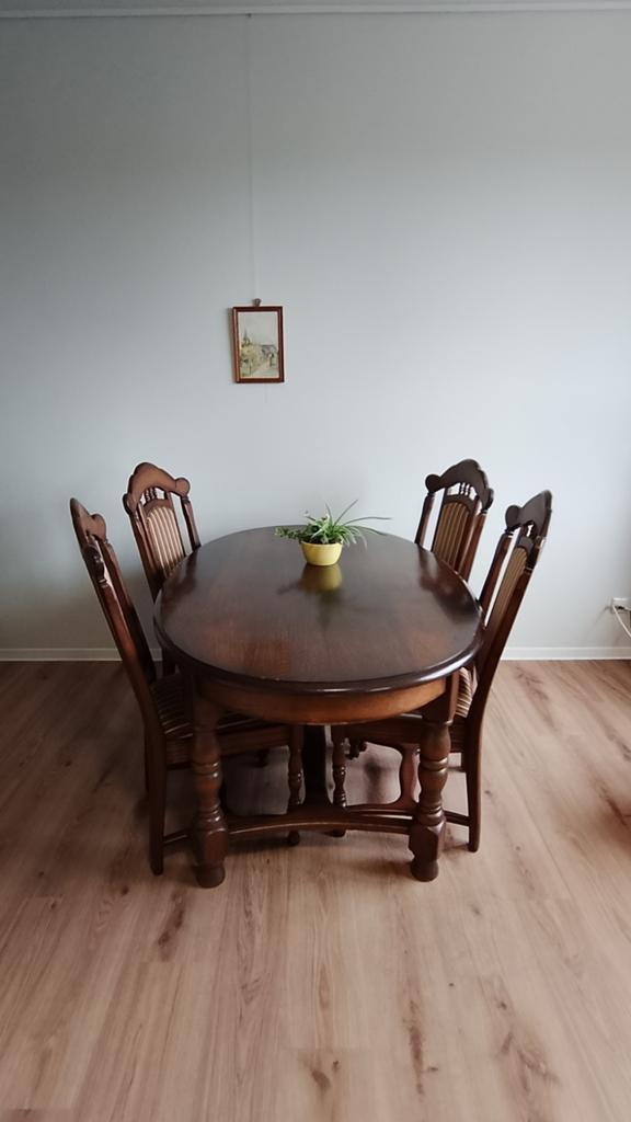 Ovale massief houten eettafel met 4 stoelen, Huis en Inrichting, Tafels | Eettafels, Ophalen, Ovaal, 50 tot 100 cm