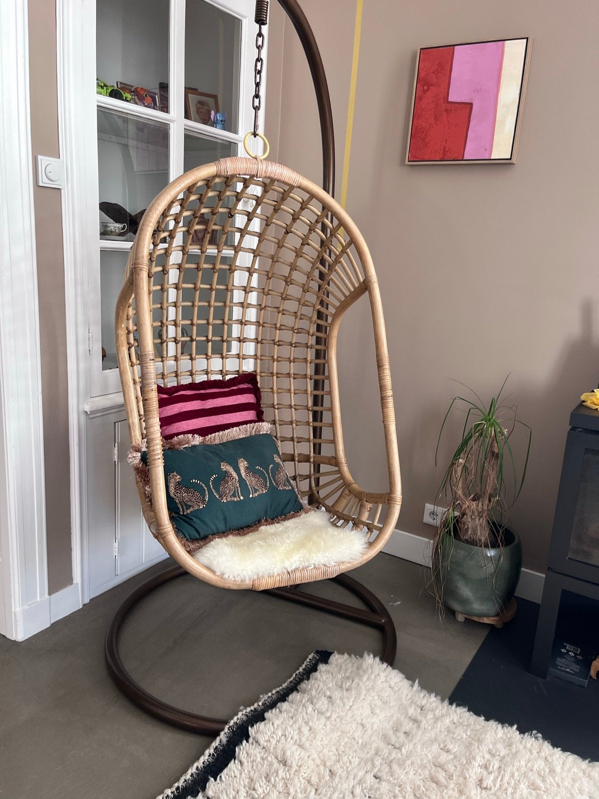 Rotan hangstoel met bronzen standaard - Zo goed als nieuw, Huis en Inrichting, Stoelen, Ophalen, Bruin, Riet of Rotan, Zo goed als nieuw